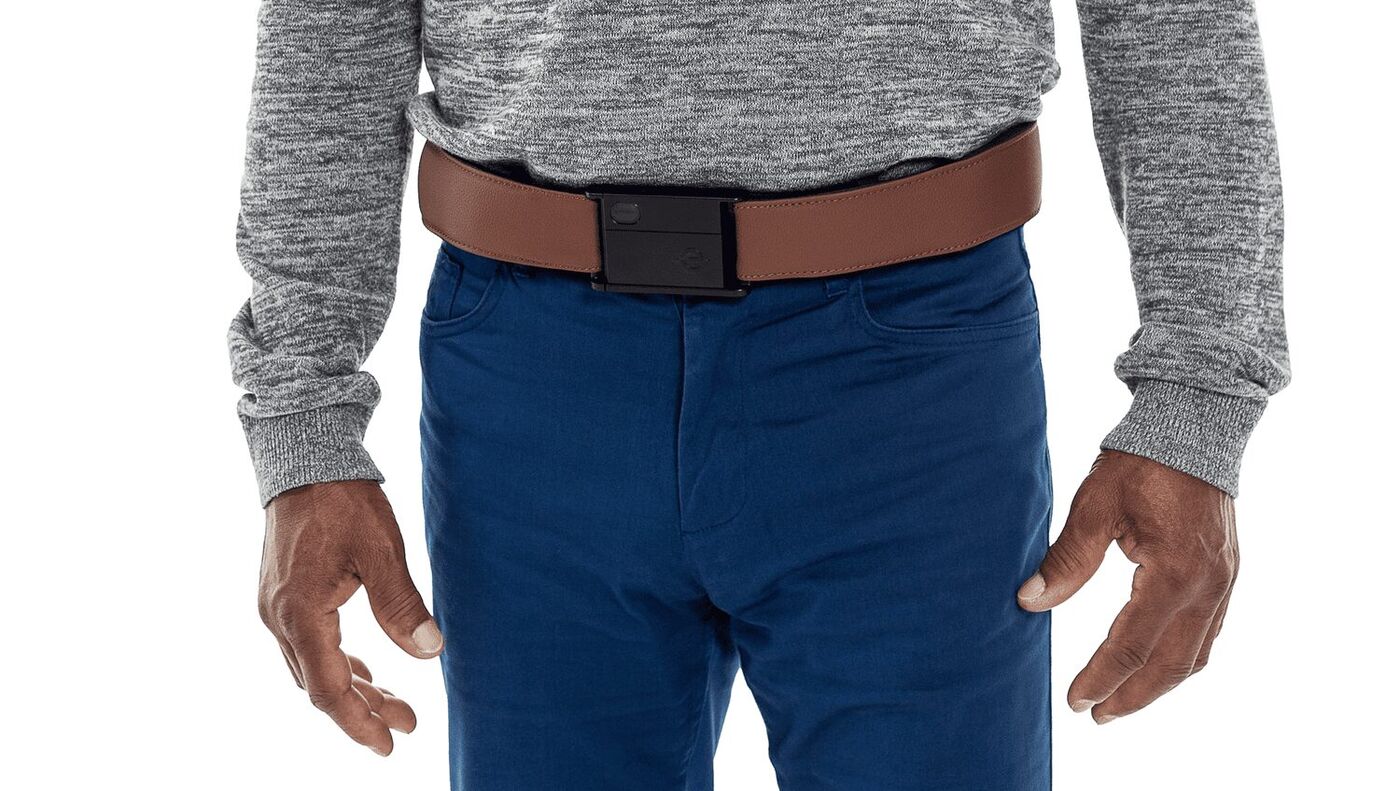 Ceinture Indienov portée à la taille, sous un pull