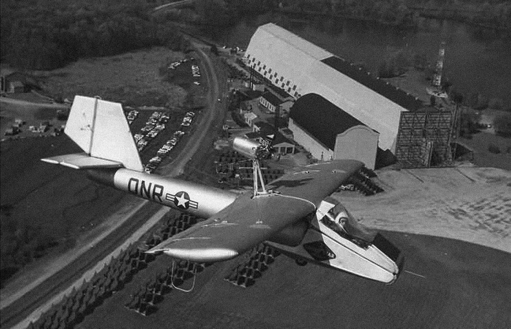 L'Inflatoplane de Goodyear en vol, photographié depuis un autre avion