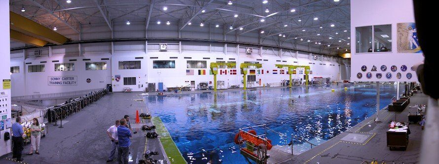 Vue panoramique du bassin du Neutral Buoyancy Laboratory de la NASA