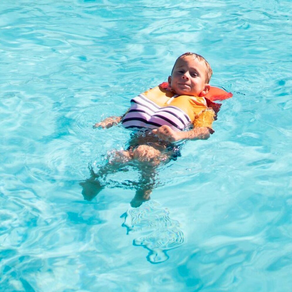 Gilet gonflé : l'enfant flotte sur le dos, voies respiratoires hors de l'eau