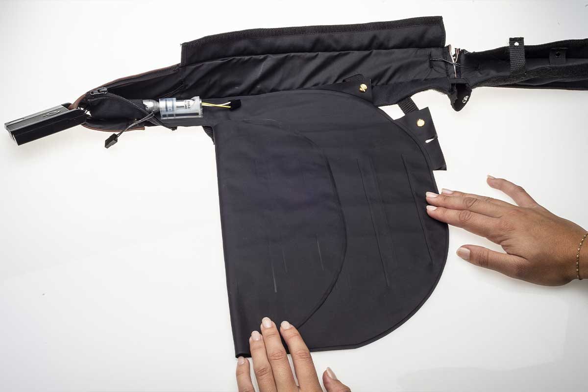 L'airbag déplié, sorti de la ceinture