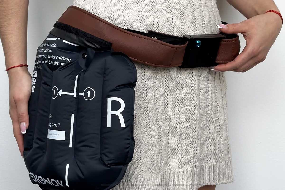 L'airbag déployé, tenu à la taille