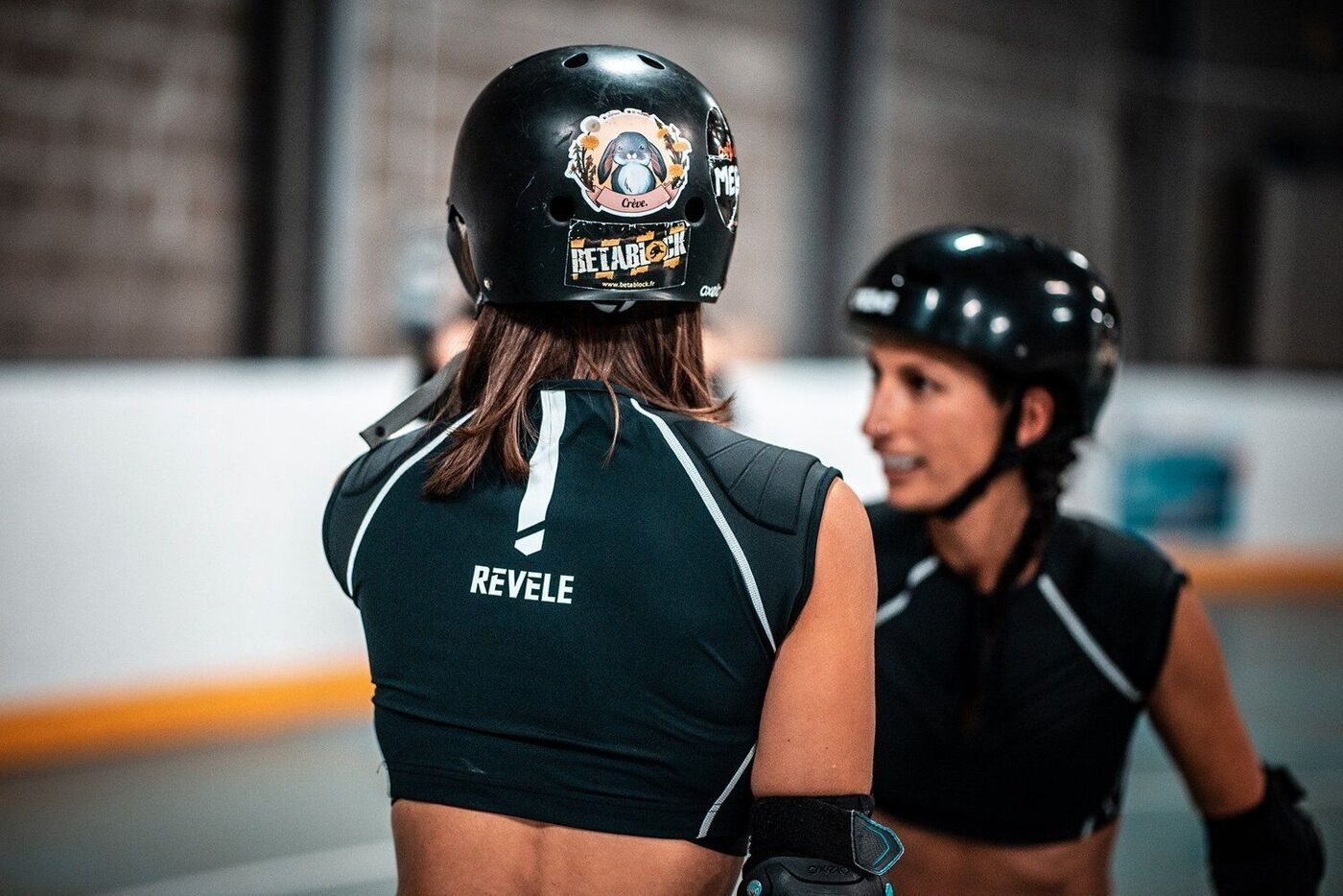 Joueuses de roller derby portant le plastron Révèle